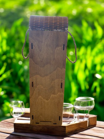 Old fashioned radio inspired wine box